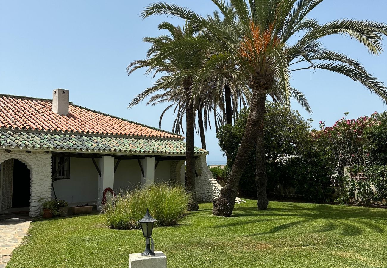 Villa in Marbella - 1100 Stunning Marbesa Beachfront Villa with Garden