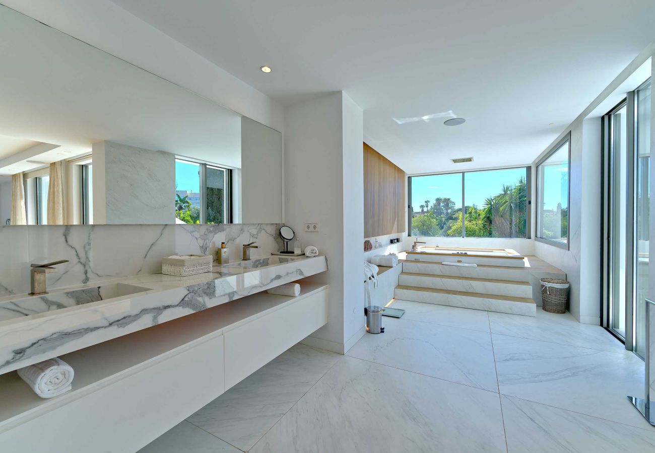 Villa in Marbella - 2244 Luxury Modern Villa with Pool in Puerto Banús