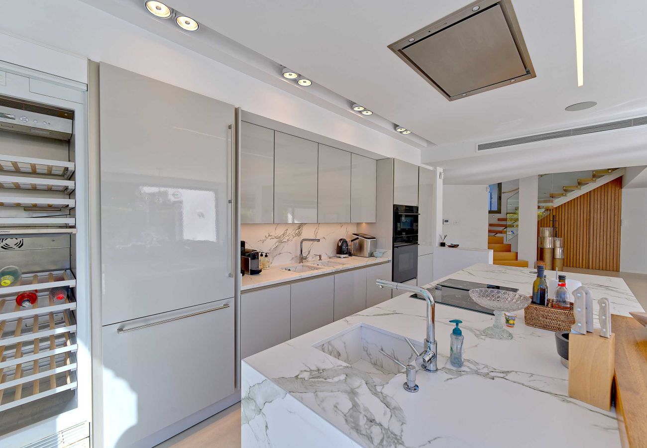 Villa in Marbella - 2244 Luxury Modern Villa with Pool in Puerto Banús