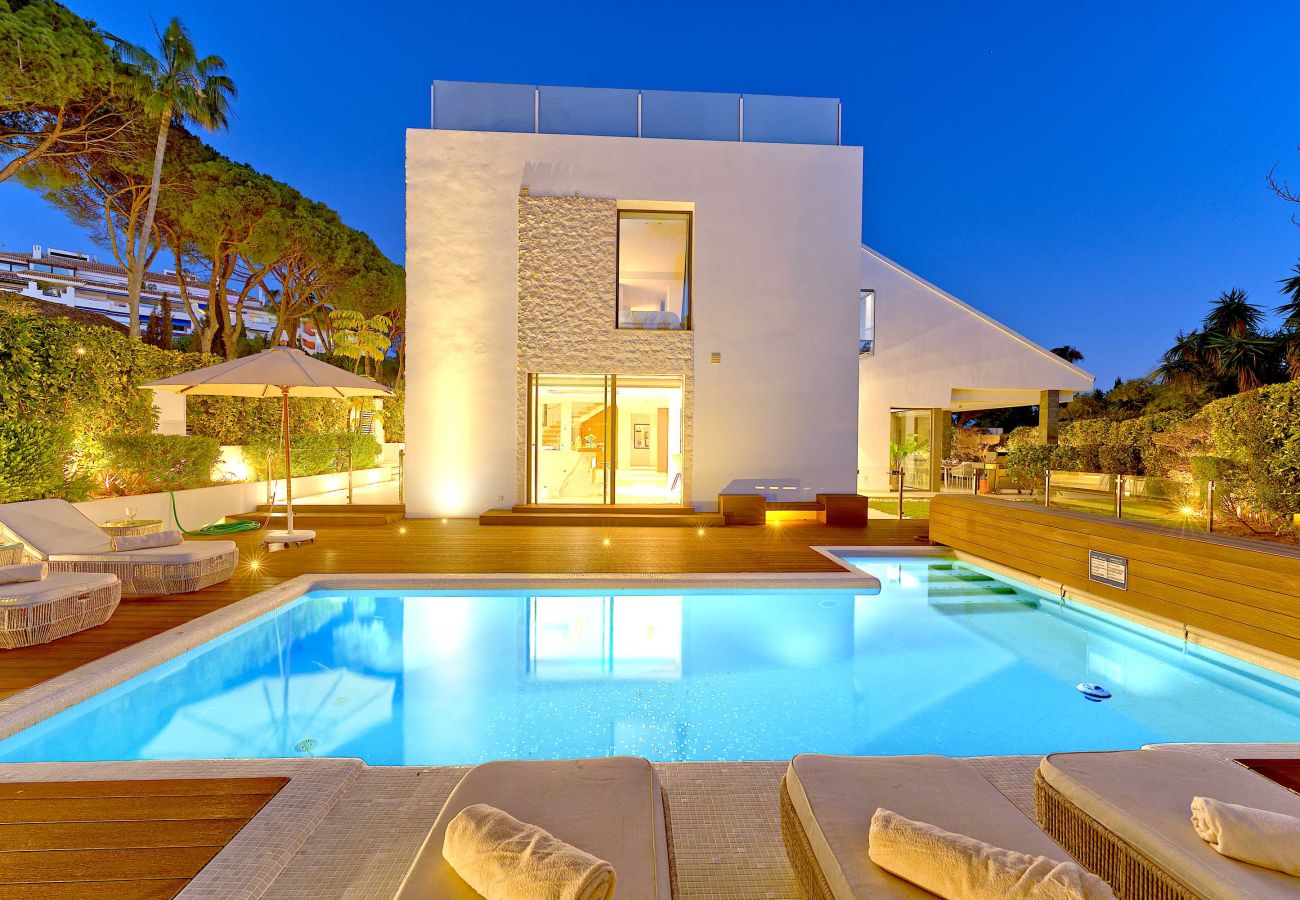 Villa in Marbella - 2244 Luxury Modern Villa with Pool in Puerto Banús