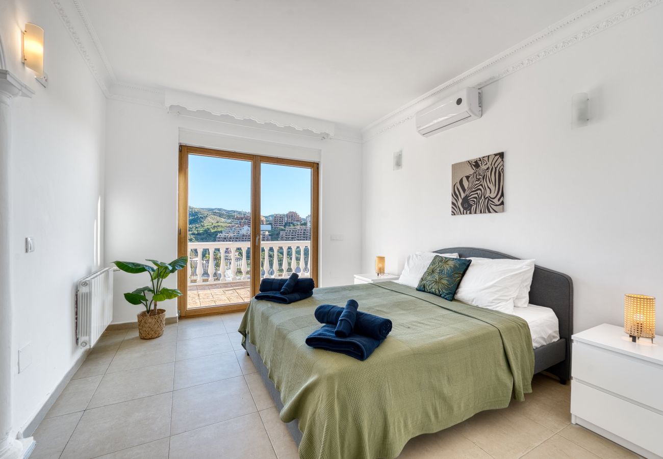 Villa in Marbella - 3077 Luxury Villa with Pool and Views in Elviria,