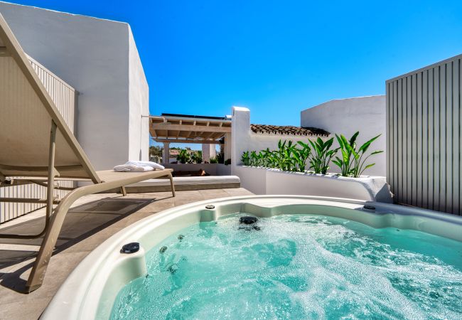 Appartement à Marbella - 1081 Luxurious Beachfront Penthouse with Jacuzzi