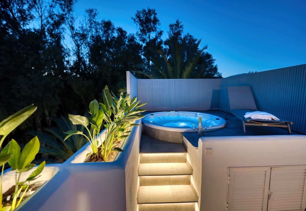 Appartement à Marbella - 1081 Luxurious Beachfront Penthouse with Jacuzzi