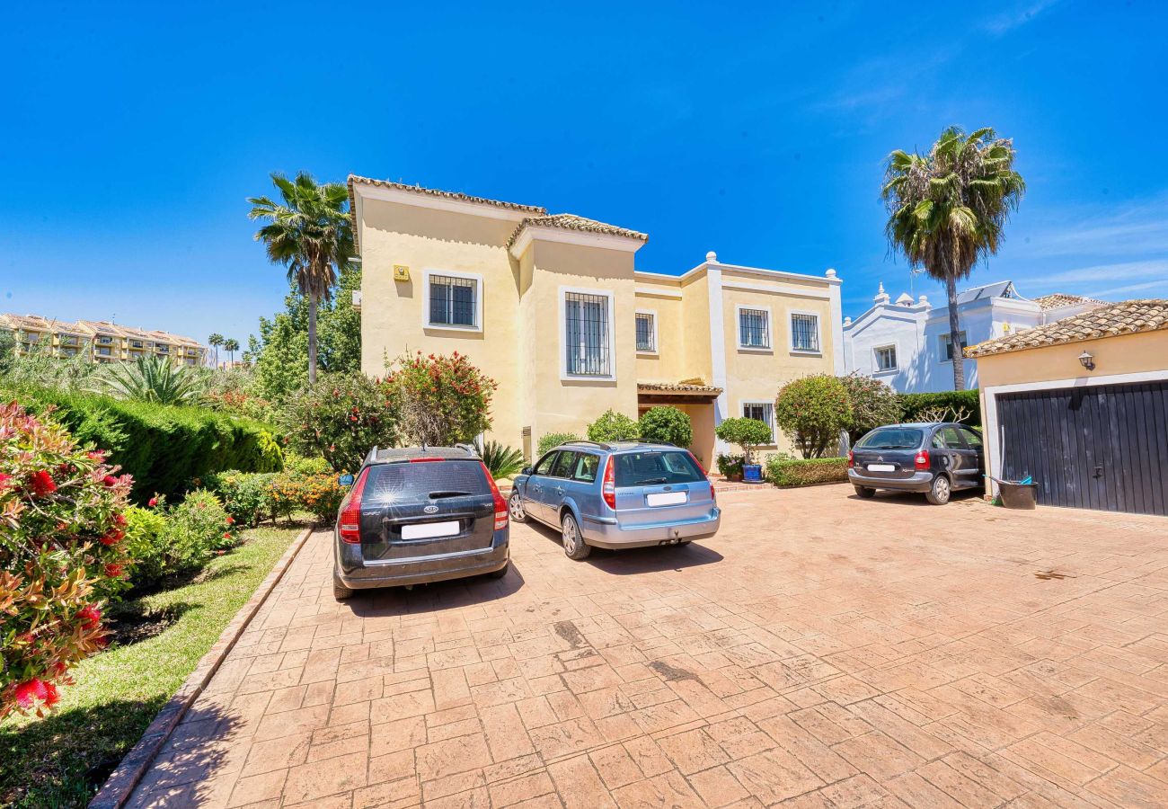 Villa à Estepona - 1106 Luxurious Family Villa with Heated Pool