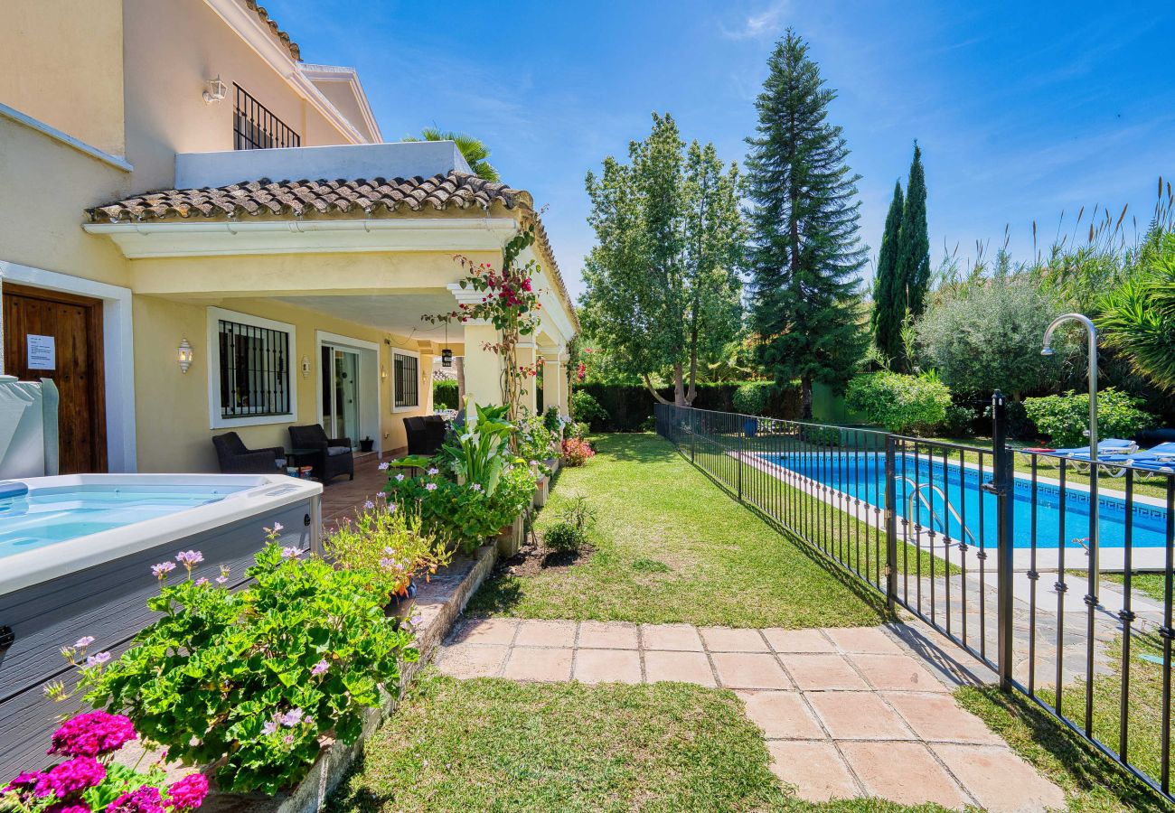 Villa à Estepona - 1106 Luxurious Family Villa with Heated Pool