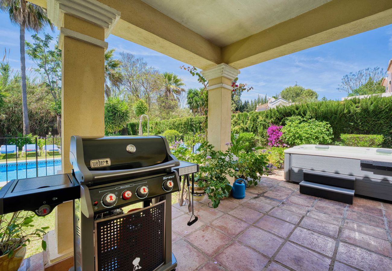 Villa à Estepona - 1106 Luxurious Family Villa with Heated Pool