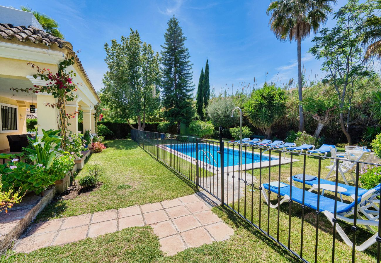 Villa à Estepona - 1106 Luxurious Family Villa with Heated Pool
