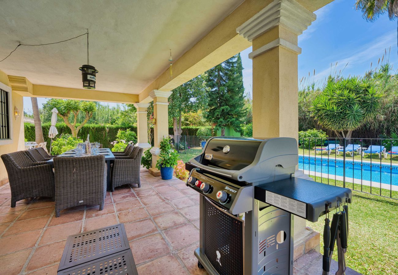 Villa à Estepona - 1106 Luxurious Family Villa with Heated Pool