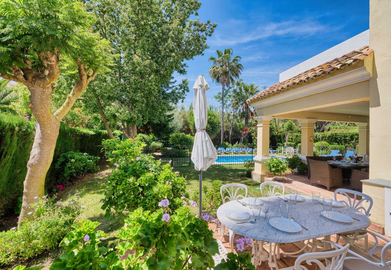 Villa à Estepona - 1106 Luxurious Family Villa with Heated Pool