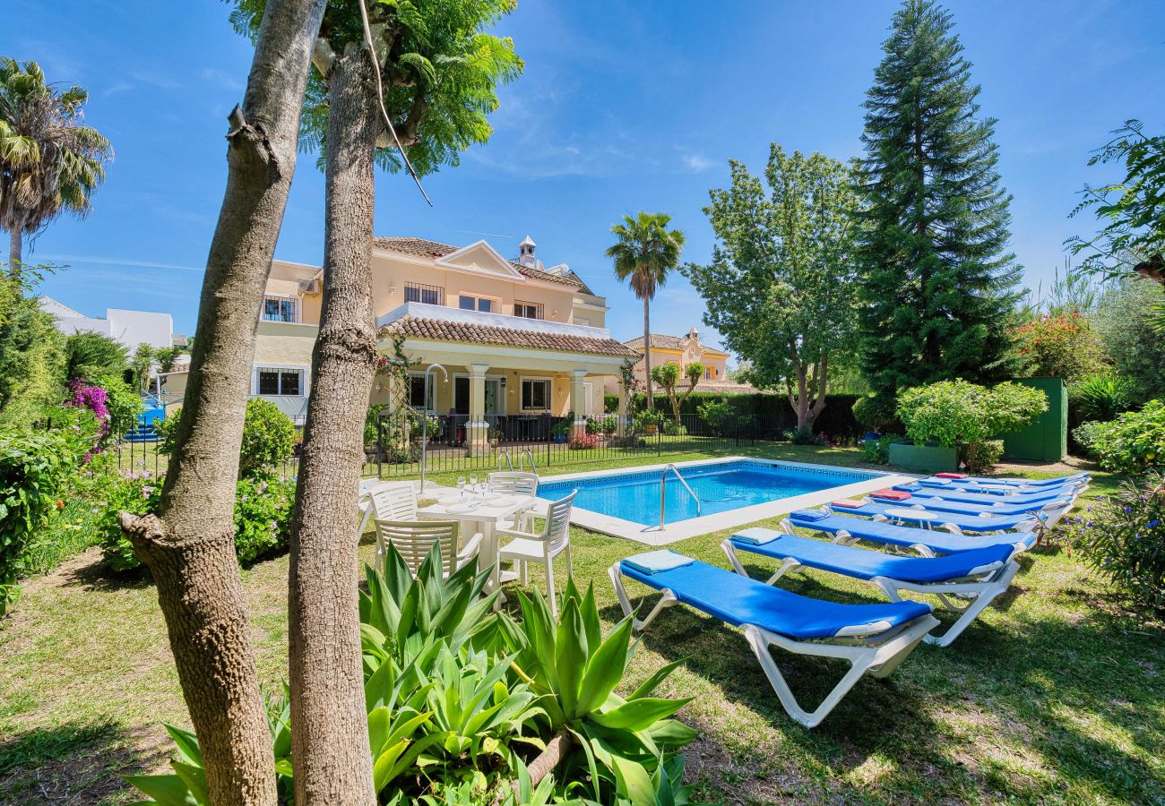 Villa à Estepona - 1106 Luxurious Family Villa with Heated Pool