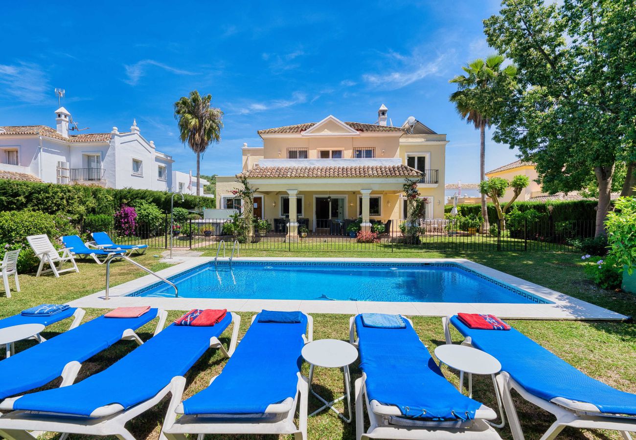 Villa à Estepona - 1106 Luxurious Family Villa with Heated Pool