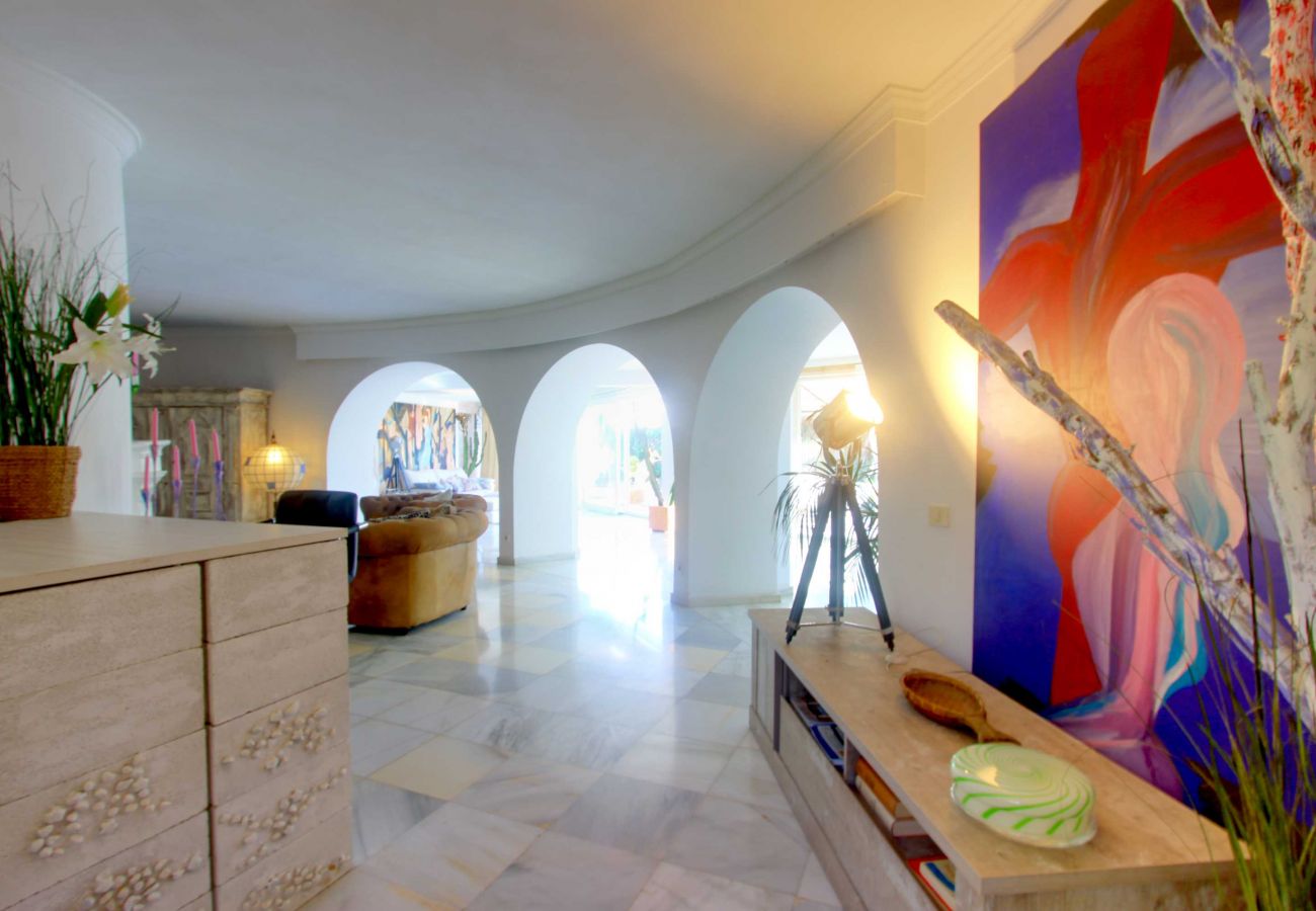 Villa à Marbella - 2042 Elegant Villa with Garden and Heated Pool