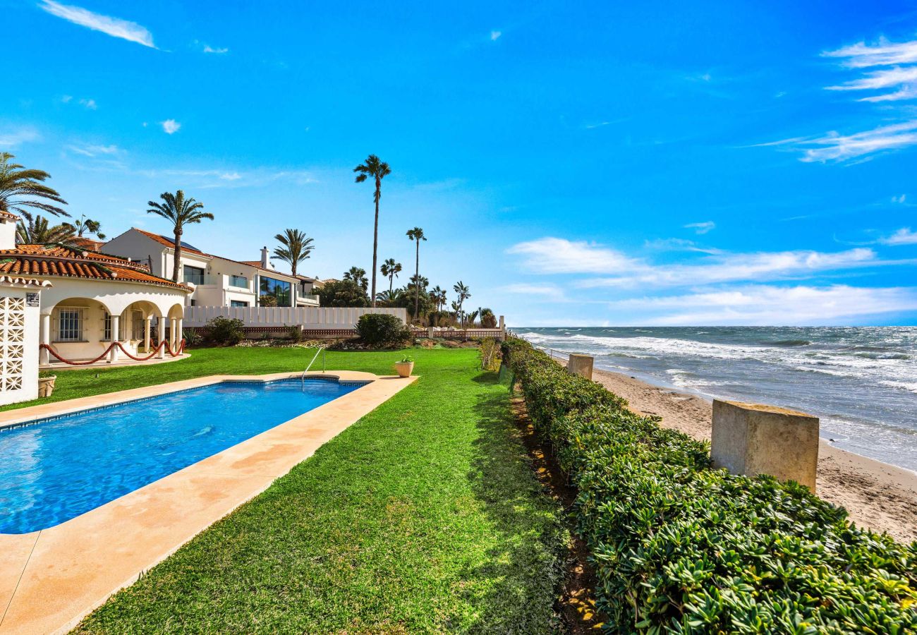 Villa à Marbella - 1100 Stunning Marbesa Beachfront Villa with Garden