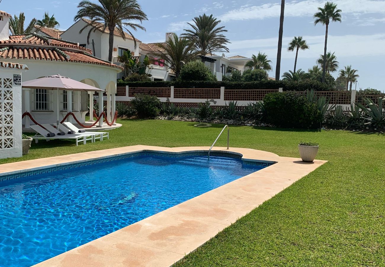 Villa à Marbella - 1100 Stunning Marbesa Beachfront Villa with Garden