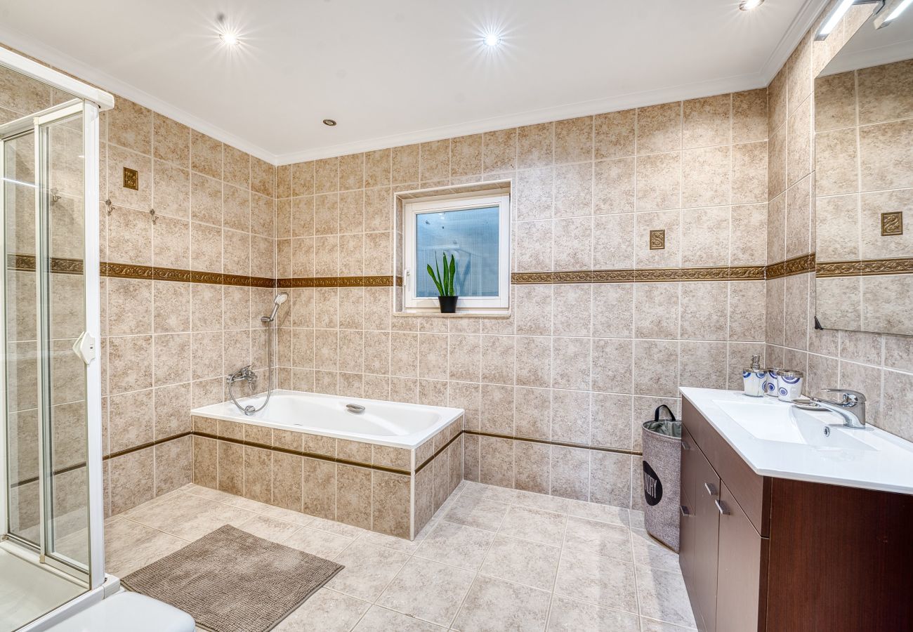 Villa à Marbella - 3077 Luxury Villa with Pool and Views in Elviria,